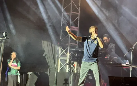 Noel Schajris sorprendió al público en Quito al aparecer con la camiseta de Ecuador, generando ovaciones, emoción y un momento inolvidable.