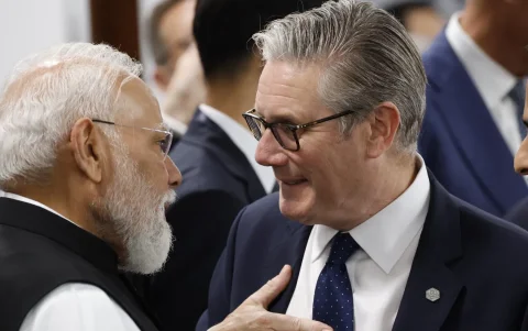 El primer ministro de la India, Narendra Modi (izquierda), y el primer ministro británico, Keir Starmer (derecha), en la cumbre del G7 en Evian-les-Bains, Francia, el 17 de junio de 2026.