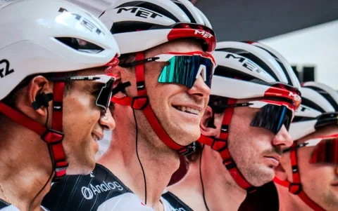 Jhonatan Narváez junto a sus compañeros del UAE Team Emirates durante la tercera etapa del Tour de Suiza.