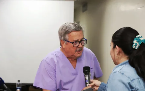 El exconsejero del CPCCS expone sus críticas en un encuentro público, donde cuestionó la falta de debate sobre temas de salud.