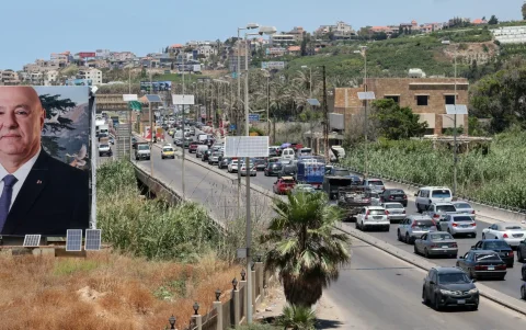Un cartel con el presidente libanés Joseph Aoun mientras los libaneses huyen tras los bombardeos israelíes que afectaron a pueblos del sur del Líbano, 19 de junio de 2026.
