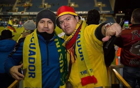 Fernando Pavón muestra su orgullo por la Tri en el estadio.