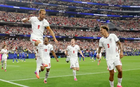 Harry Kane de Inglaterra celebra un gol de penalti en un partido del grupo L del Mundial de la FIFA 2026.