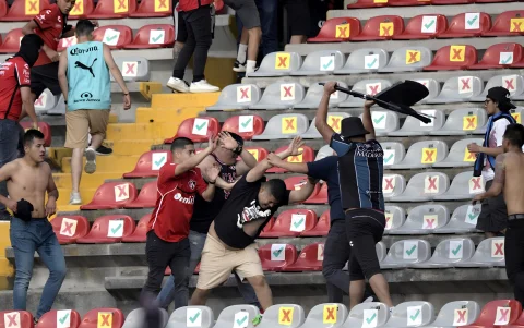 Una riña entre aficionados en el estadio de Querétaro, México, el 5 de marzo de 2022.