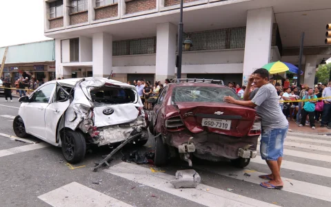 Vehículos afectados tras el choque múltiple registrado en una de las vías más transitadas del centro de Guayaquil.