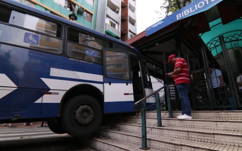 La parada de la Biblioteca Municipal resultó afectada tras el impacto del articulado de la Metrovía.