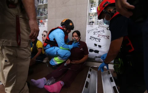 Personal de emergencia atendió a los heridos tras el accidente ocurrido en la zona de la Bahía.