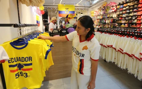 Una clienta revisa las camisetas con el sello