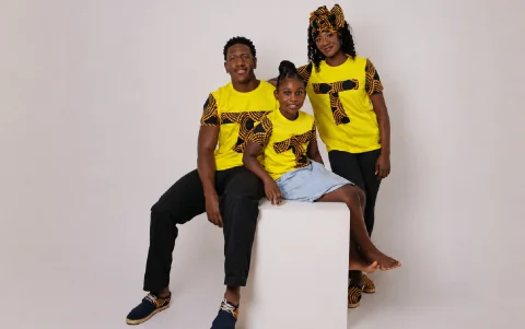Una familia luce las prendas amarillas de Anila Afro-Creaciones, una de las marcas que apela a la identidad ecuatoriana más allá de la camiseta de la selección.