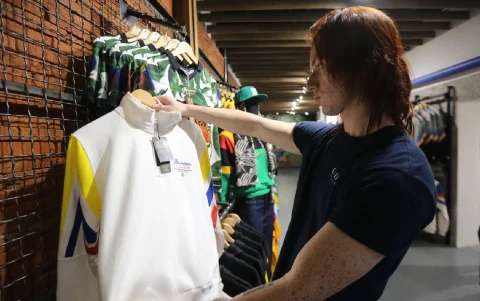 Un clientE revisa una prenda de la colección mundialista de Shamuna.
