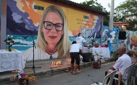 Junto al mural de Monika Silva los pobladores colocaron vela en su memoria
