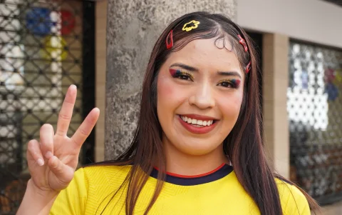 Estefanía Lema lució los colores de Ecuador en su rostro y cabello para alentar a la Tri antes del decisivo duelo ante Curazao.