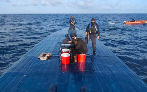 Cuatro personas fueron detenidas tras operativo naval en aguas del Pacífico ecuatoriano.
