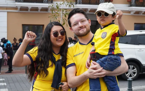 Vestidos con los colores nacionales, los hinchas ecuatorianos demostraron que la fe en la Tri sigue más viva que nunca.