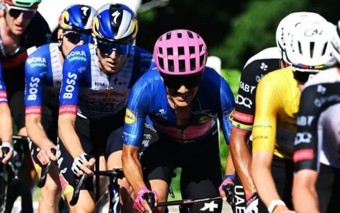 Richard Carapaz (c), en la Vuelta a Suiza 2026, en una imagen compartida por su equipo, el EF Education-EasyPost.