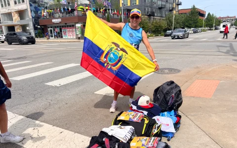 Comerciantes venden banderas de la Tri en Kansas City en la previa del partido entre Ecuador y Curazao.
