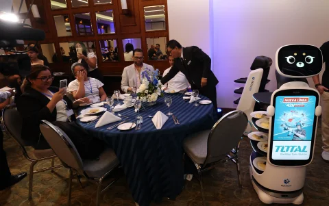 El robot DinerBot T10 que sirve para transportar comida y tiene pantalla para hacer publicidad.