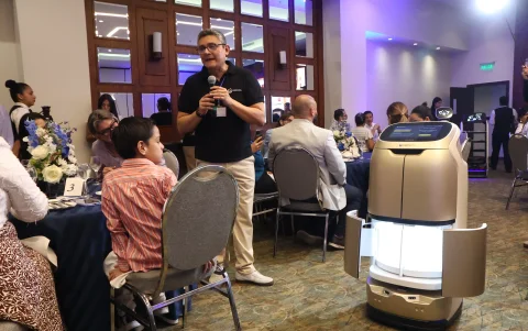El robot BotlerBot W3 que puede llevar pedidos a una habitación de un hotel.