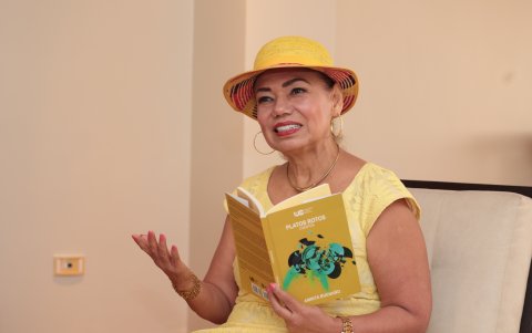 La autora indica que empezó escribiendo poesía para luego dar su giro hacia la narrativa.