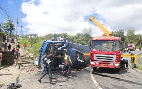 Bus de transporte urbano quedó volcado tras el siniestro registrado en Caupicho, sur de Quito.