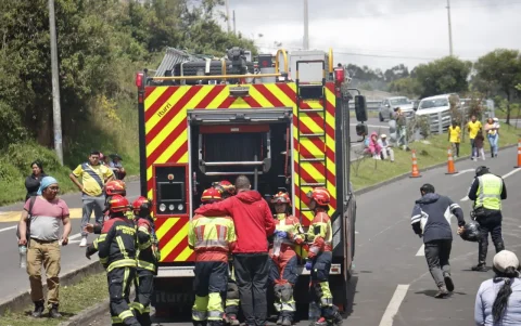 Bomberos atendieron la emergencia y trasladaron a los heridos a diferentes casas de salud de Quito.