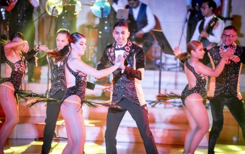 Las coreografías incorporarán acrobacias, fusiones de estilos y movimientos diseñados para acompañar la evolución de los ritmos a lo largo de las décadas.