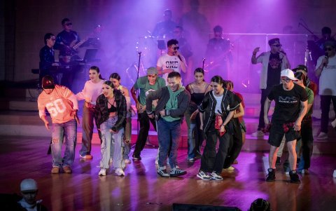 La propuesta recorrerá distintas épocas del merengue y la bachata, desde artistas que marcaron generaciones hasta exponentes contemporáneos.