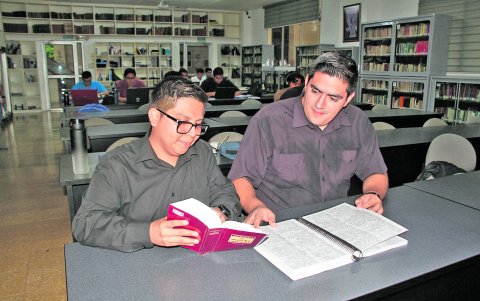Preparación. Kene Sánchez (i) y Juan Carlos Donoso estudian para el sacerdocio en el Seminario Mayor.
