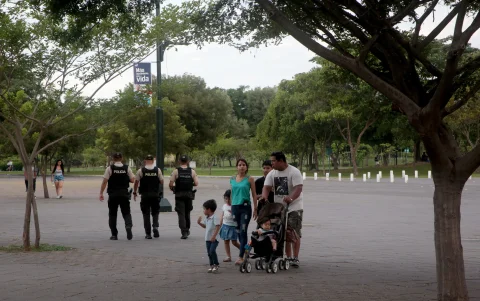 Paseo. Familias completas disfrutan de caminatas resguardados por policías.
