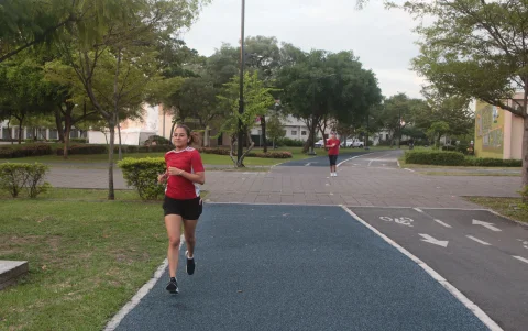 Deporte. Personas usan las pistas para trotar, correr o andar en bicicleta. Jóvenes buscan ejercitarse.