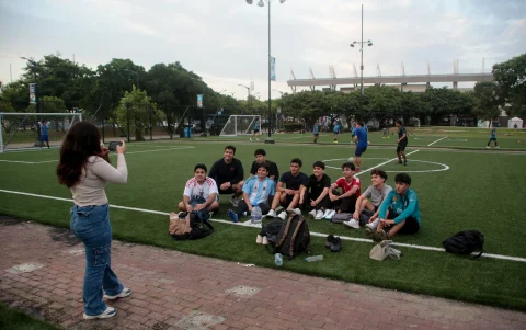 Recreación. Grupos de amigos se reúnen para para jugar fútbol en el parque.