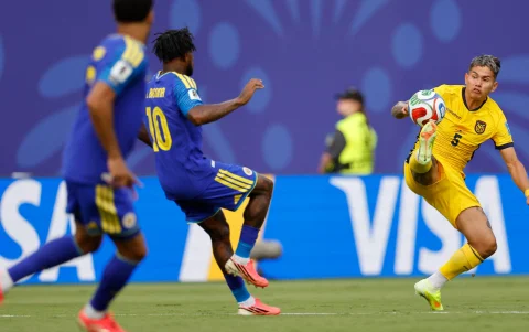 Ecuador vs. Curazao: Jordy Alcívar (der.) pelea por el balón ante los curazoleños en el Mundial 2026.