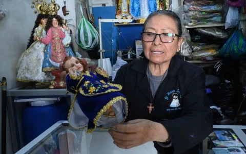 En El Manto Sagrado, Rosario Chiliguano viste a las figuras del Niño Jesús, en el Centro de la capital.