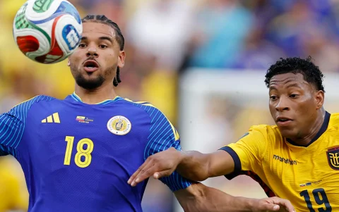 Ecuador vs. Curazao: Gonzalo Plata (der.) en la disputa del balón, en juego del Mundial 2026.