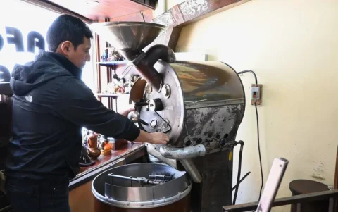 El buen aroma es el sello de Café Águila de Oro, en Quito, hoy a cargo de Mauricio (foto) y Ángel Morales.