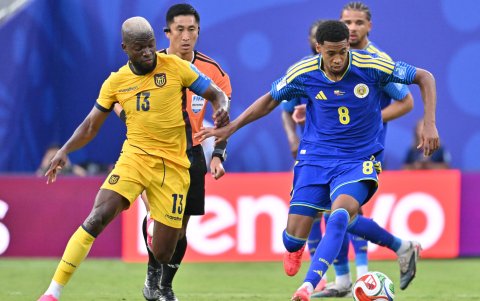 Enner Valencia y Livano Comenencia de Curazao en el estadio de Kansas.