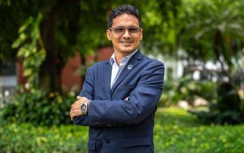 Gabriel Morey (Universidad Ecotec): Promueve que su hijo aprenda a través de la experiencia y la experimentación, convencido de que cuestionar fortalece el pensamiento crítico.