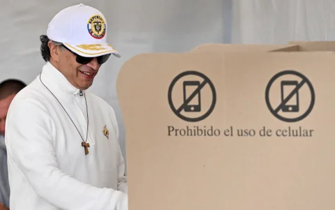 El presidente saliente, Gustavo Petro, acude a votar junto a su familia. Eligió vestirse completamente de blanco.