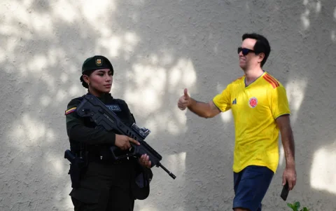 Ciudadanos acuden a votar en Colombia.