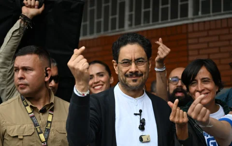 Iván Cepeda acudió a sufragar la mañana de este 21 de junio.
