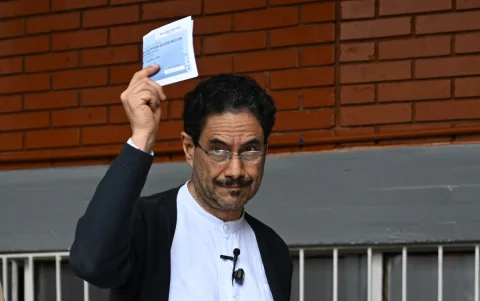 Iván Cepeda mostrando su voto a la prensa