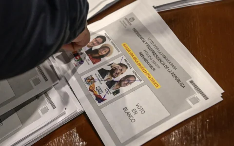 Jurados de votación realizan el conteo de votos.