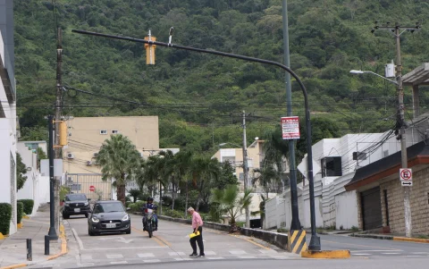 Algunas ciudadelas cerradas de Ceibos colindan con las faldas del cerro.