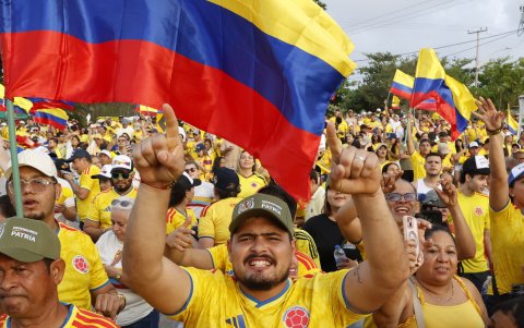 Simpatizantes del candidato a la presidencia de Colombia Abelardo de la Espriella celebran este domingo, en Barranquilla (Colombia).