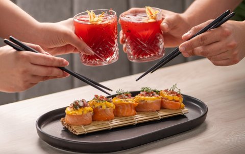 La experiencia combina cocina nikkei, coctelería de autor y un ambiente pensado para compartir.