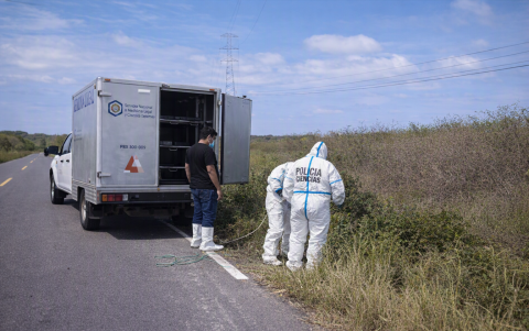 El lugar del hallazgo de los cuerpos encontrados en descomposición en una carretera de Santa Elena