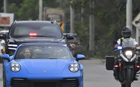 Daniel Noboa conduce un carro Porsche en Santa Elena, en un día de elecciones.