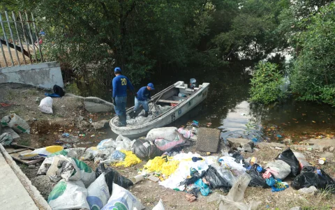 La basura afecta la limpieza del Estero.