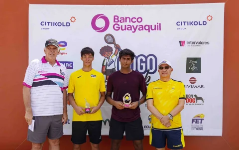 Rowan Qalbani (c-d) se alzó con la victoria tras superar al peruano Diego Gómez Pajares por 6-3 y 6-2.