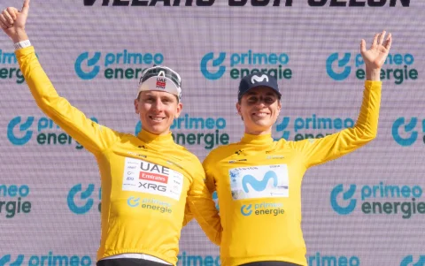 Los ganadores de la clasificación general, Tadej Pogačar de Eslovenia del equipo UAE Team Emirates-XRG y Marlen Reusser de Suiza del Movistar Team, posan tras la quinta y última etapa.